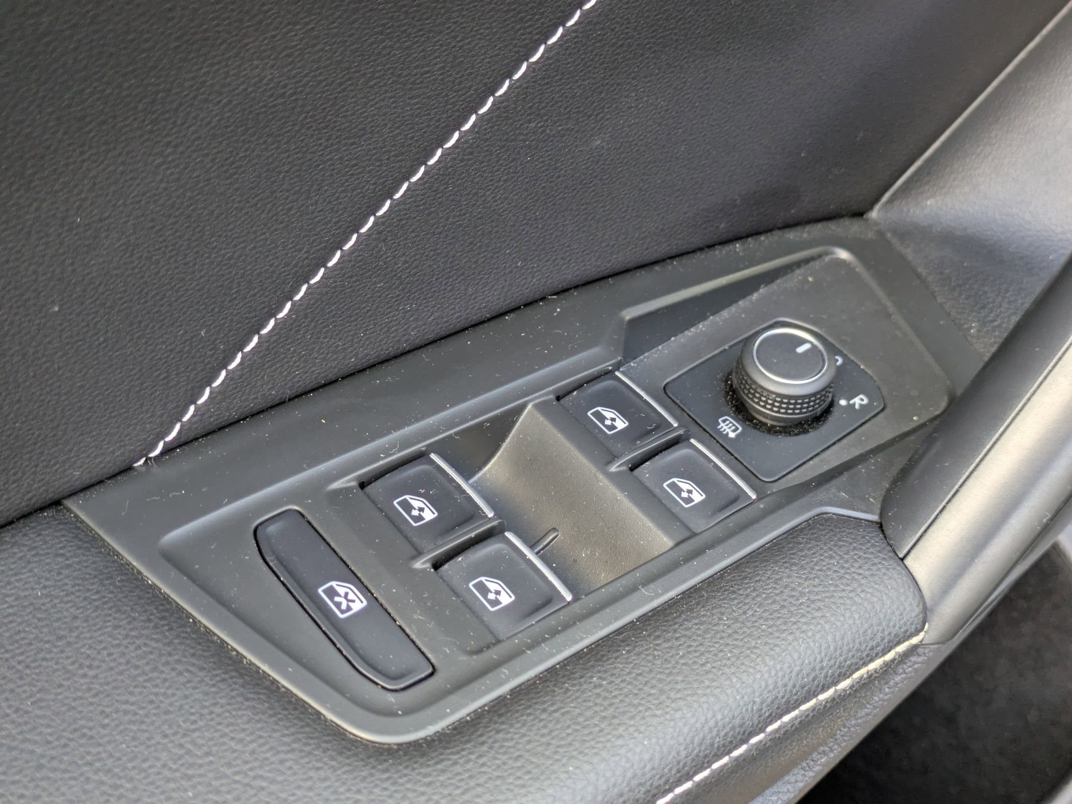 Used 2024 Volkswagen Tiguan SE R-Line image 11