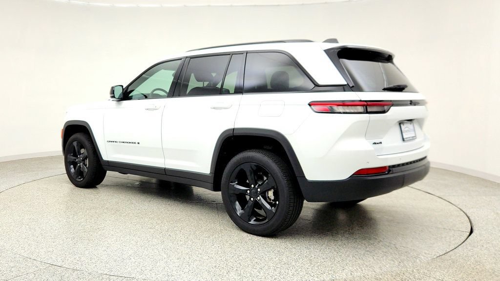 Used 2025 Jeep Grand Cherokee Altitude AWD/4WD image 7