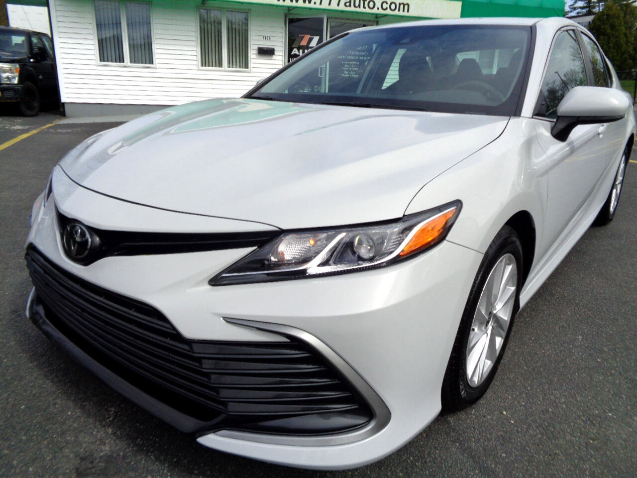 Used 2022 Toyota Camry LE image 11
