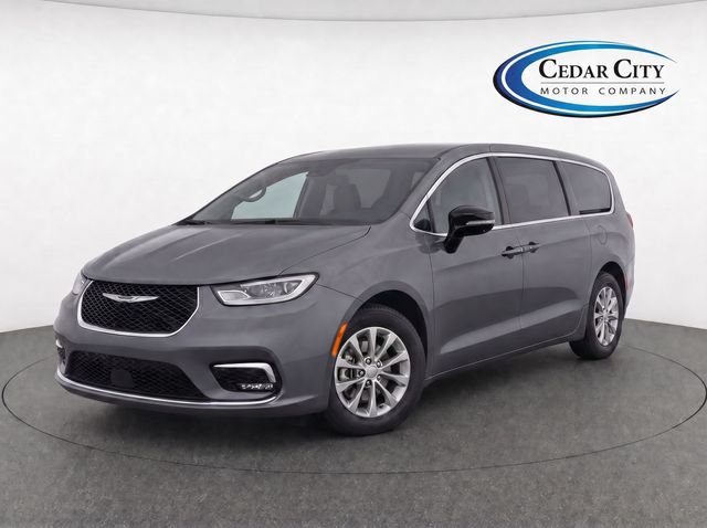 Used 2025 Chrysler Pacifica Select