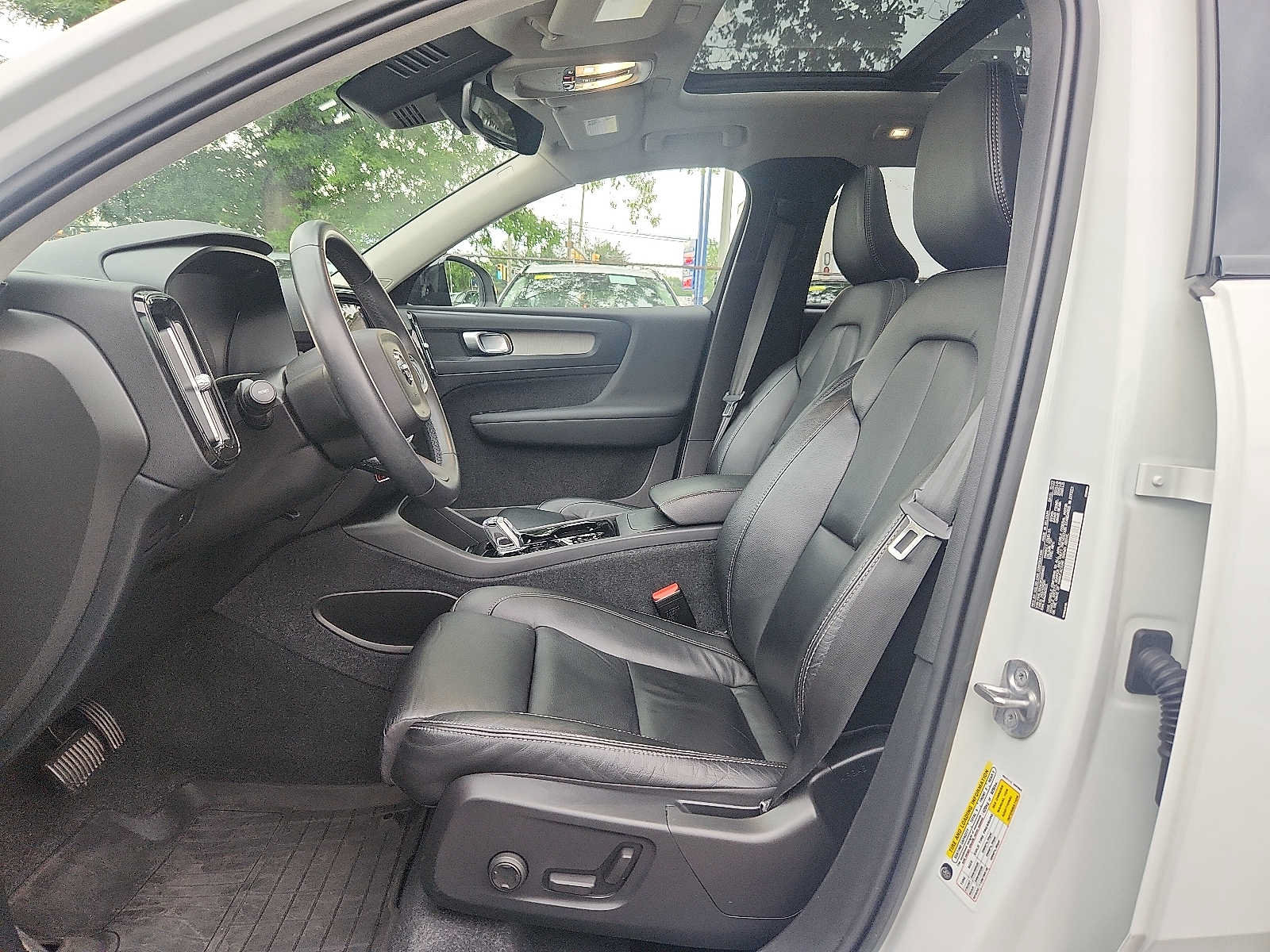 Used 2023 Volvo XC40 B5 Plus w/ Driver Assist Package AWD/4WD image 12