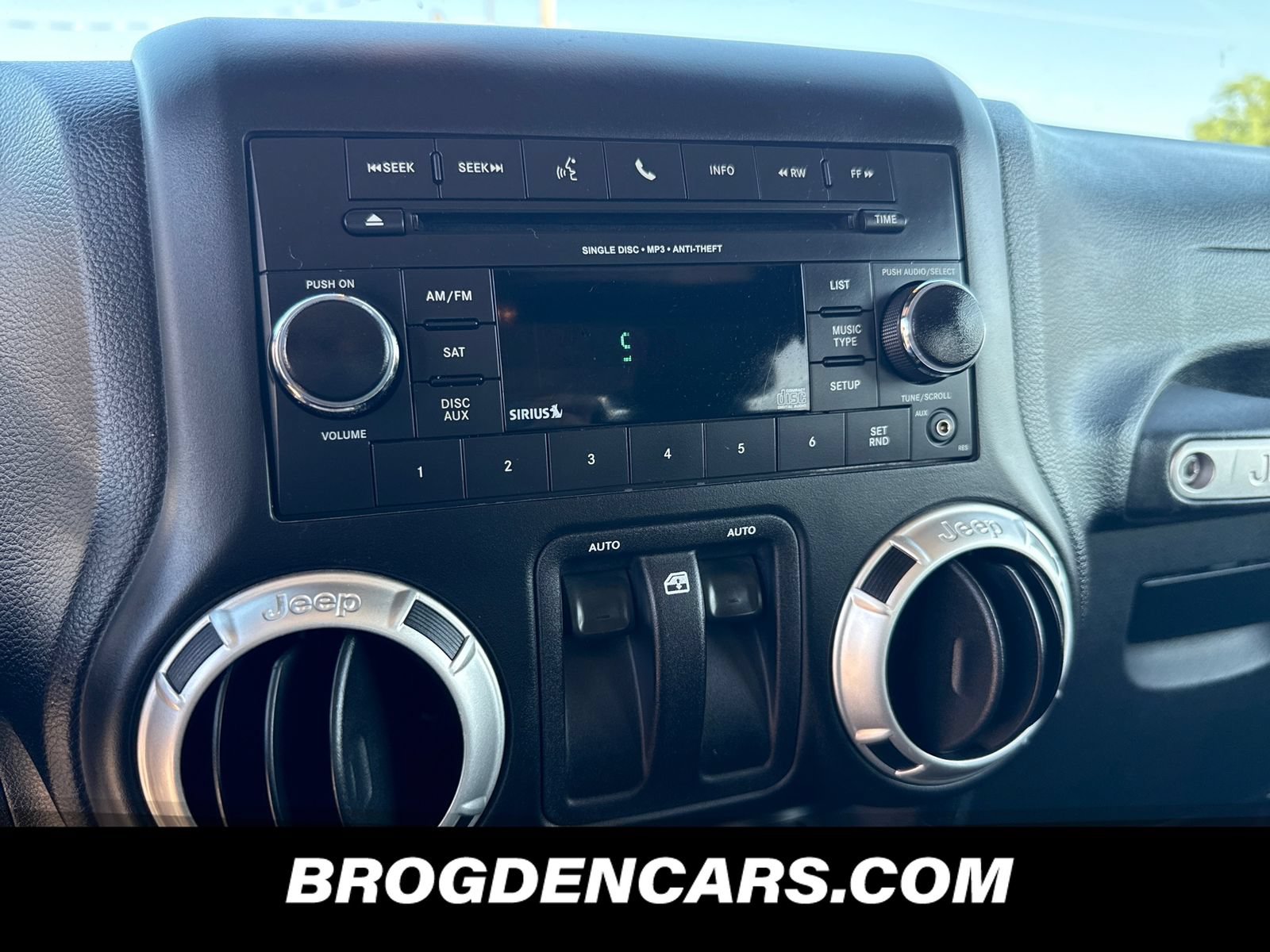 Used 2017 Jeep Wrangler Sahara w/ Connectivity Group AWD/4WD image 6