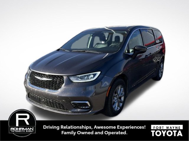 Used 2023 Chrysler Pacifica Touring-L w/ Uconnect Theater Family Group