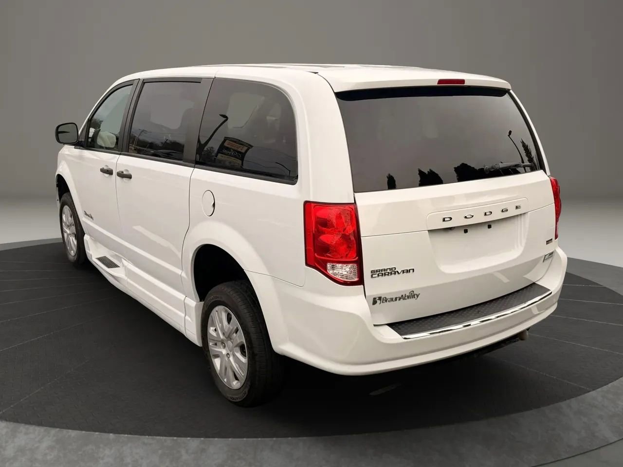Used 2019 Dodge Grand Caravan SE image 3