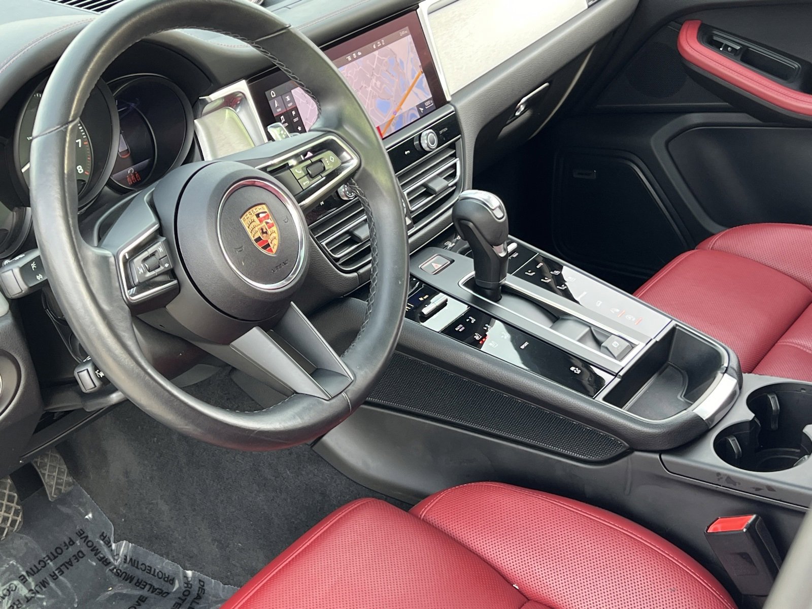 Certified 2024 Porsche Macan image 4