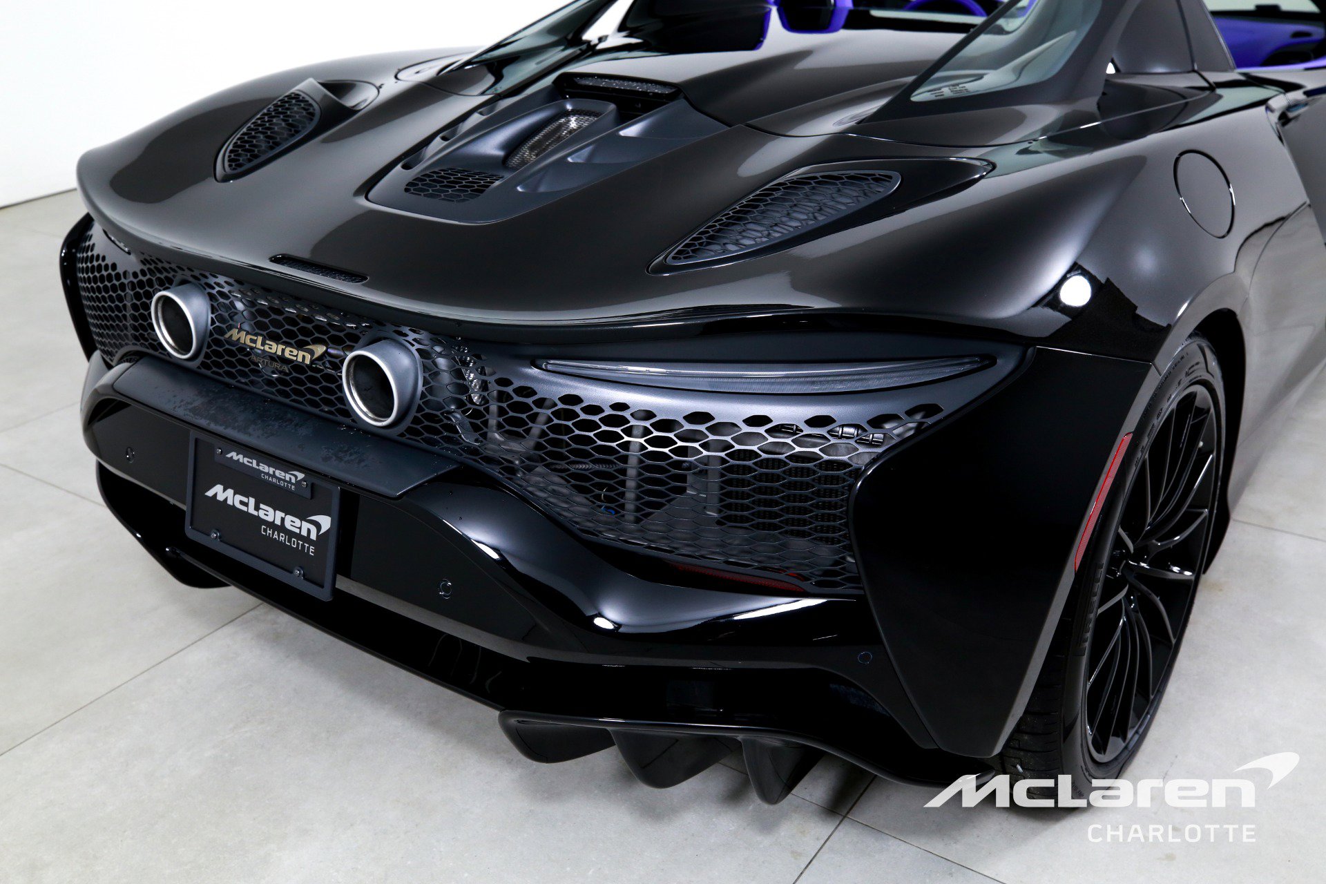 Used 2025 McLaren Artura Spider image 31