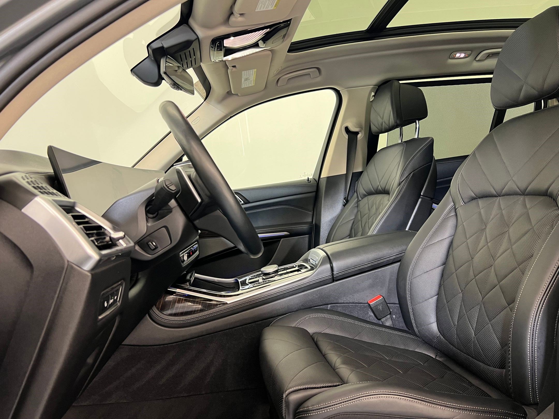 Used 2025 BMW X7 xDrive40i w/ Premium Package image 5