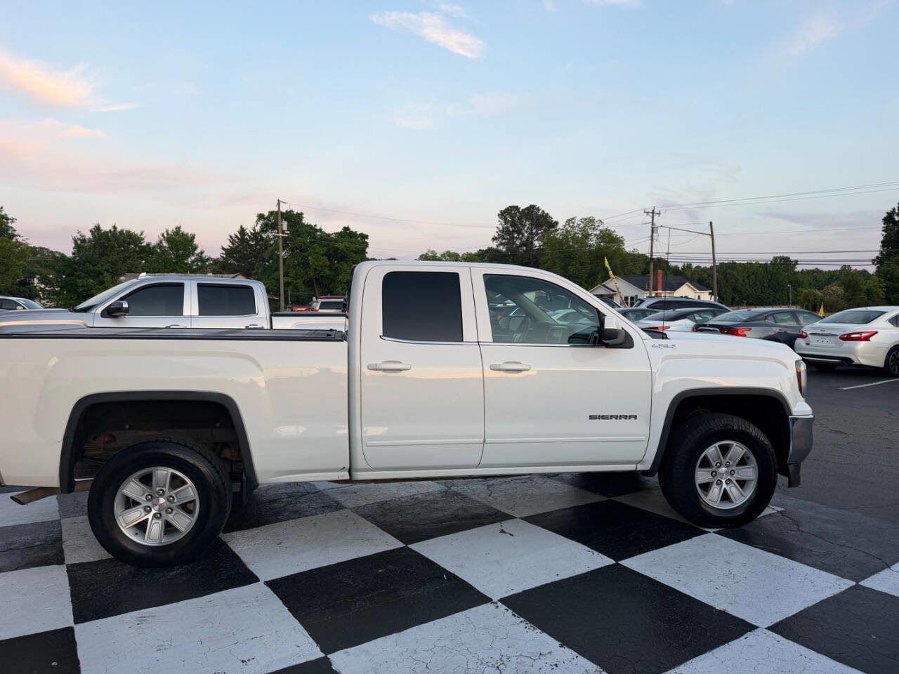 Used 2017 GMC Sierra 1500 SLE w/ SLE Value Package AWD/4WD image 4
