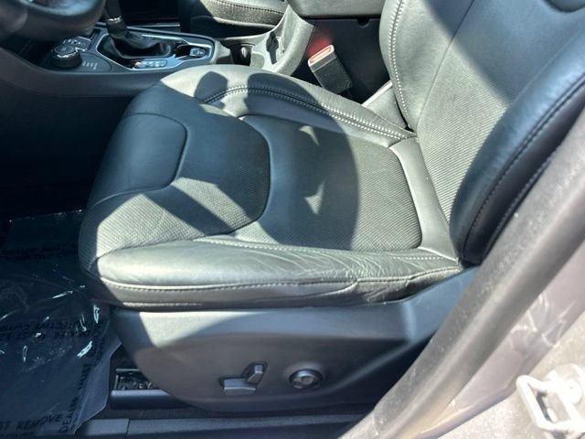 Used 2020 Jeep Cherokee Limited w/ Luxury Group AWD/4WD image 28