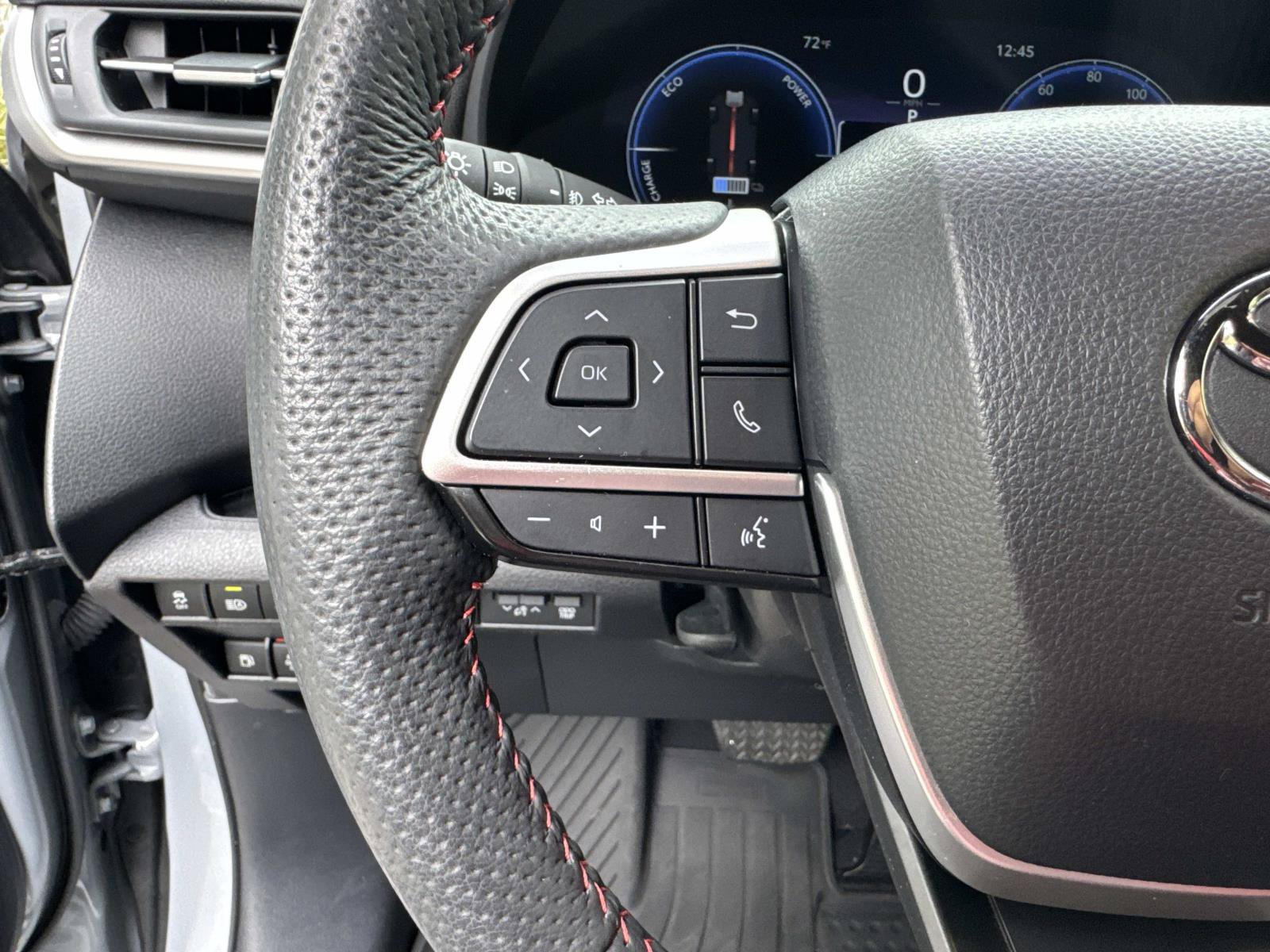 Used 2025 Toyota Sienna XSE w/ XSE Plus Package FWD image 33