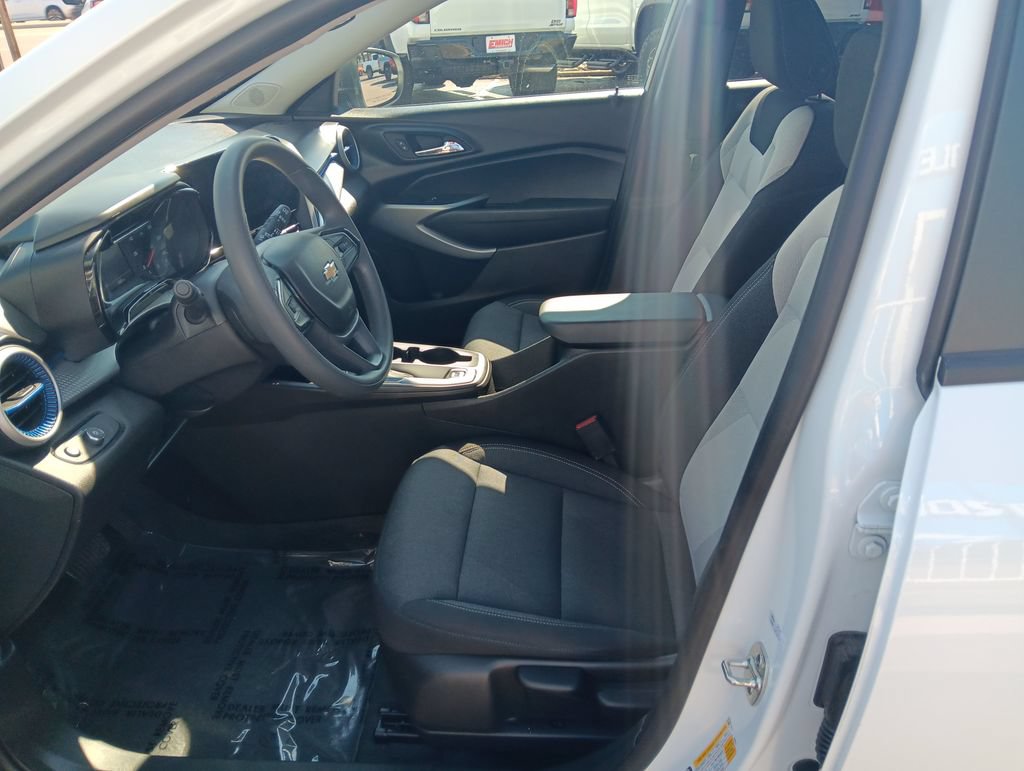 Used 2026 Chevrolet Trax LS FWD image 9