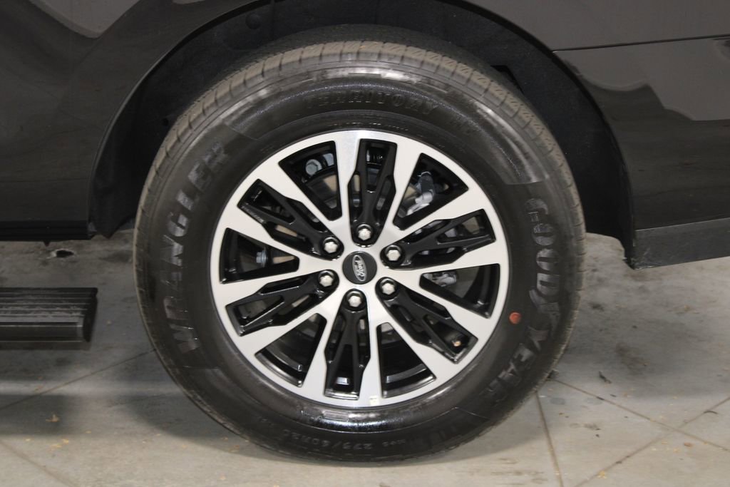 Used 2025 Ford Expedition Platinum image 19