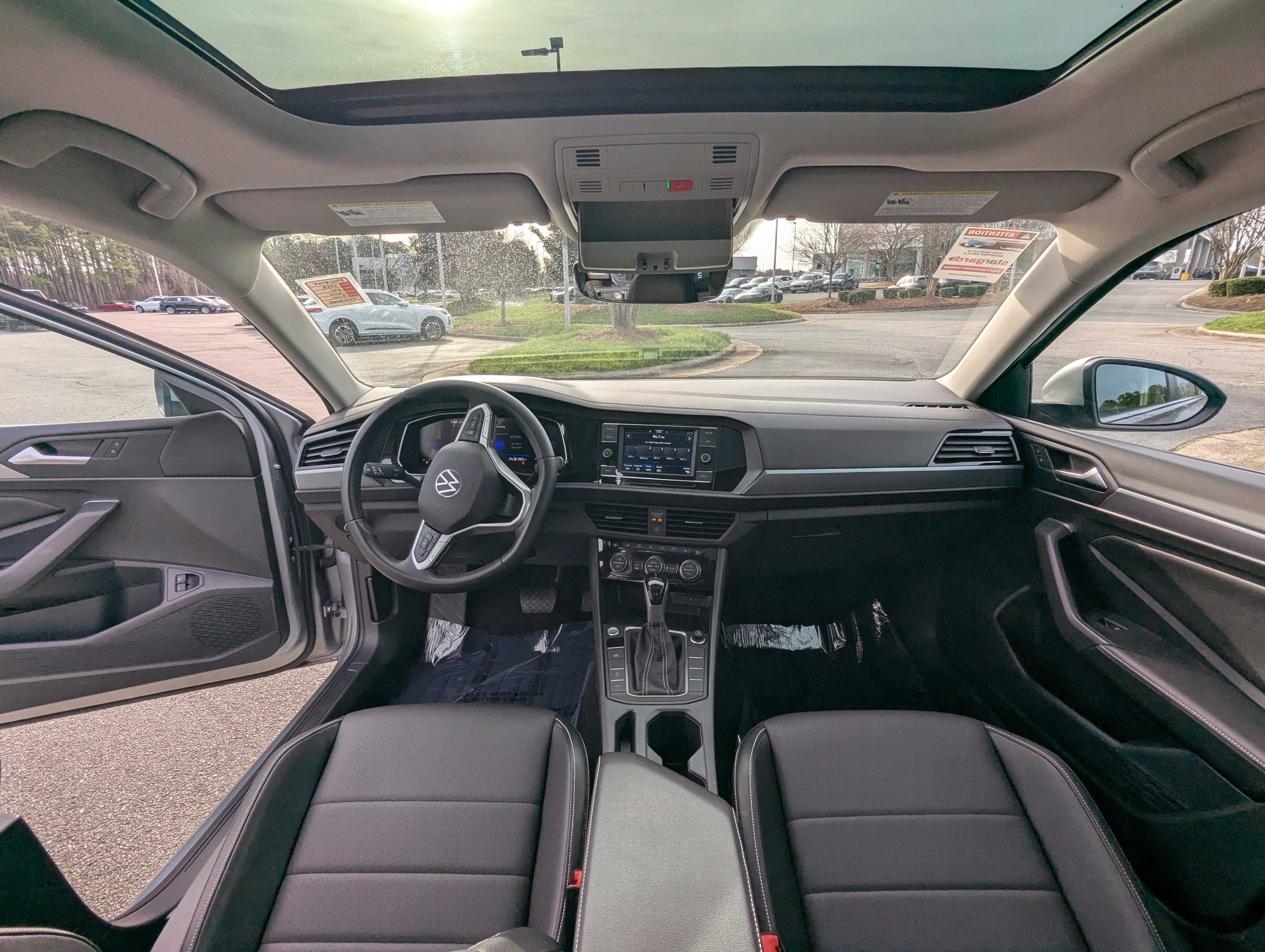 Used 2023 Volkswagen Jetta SE w/ Panoramic Sunroof Package image 12