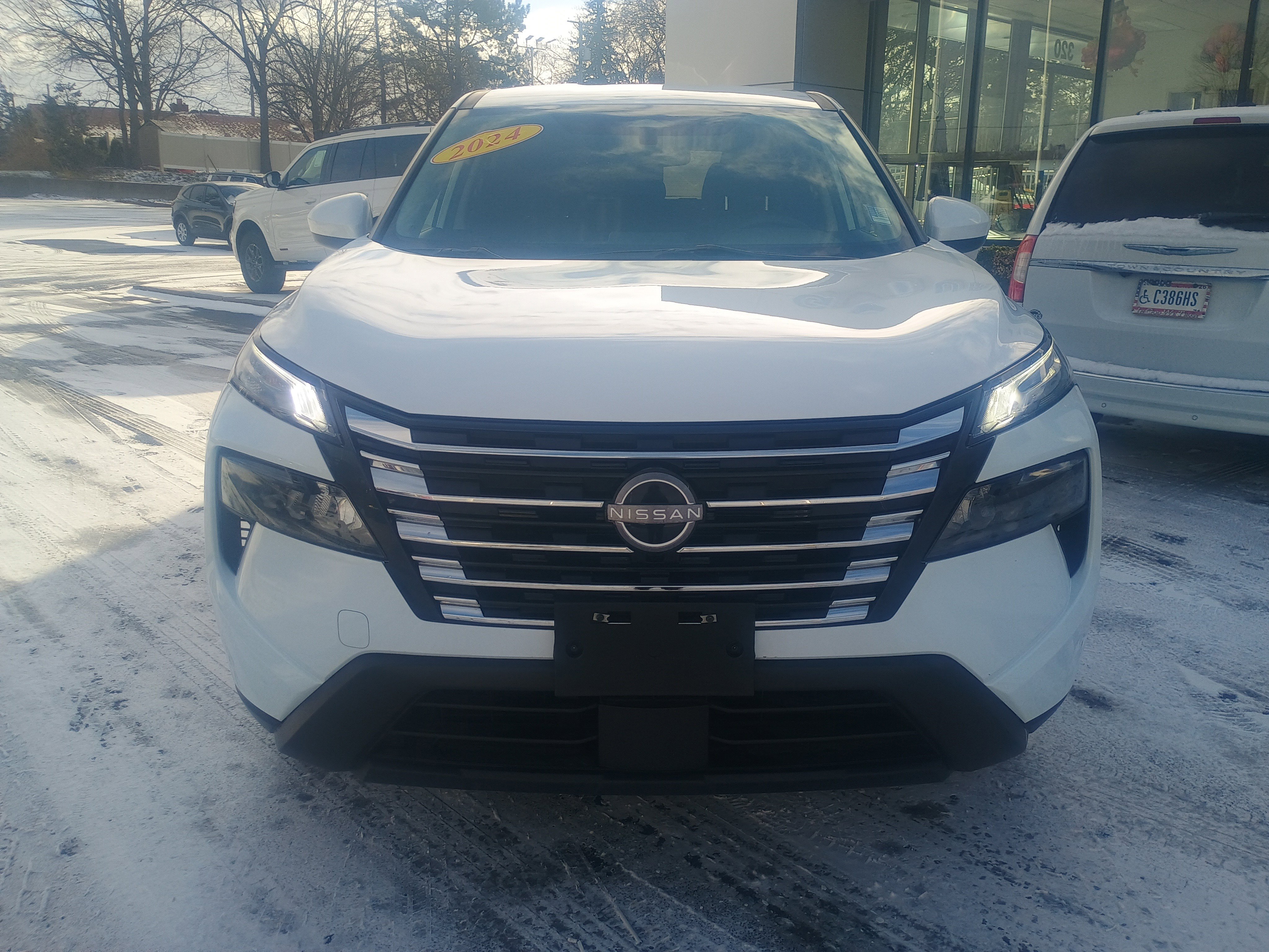 Used 2024 Nissan Rogue SV image 2