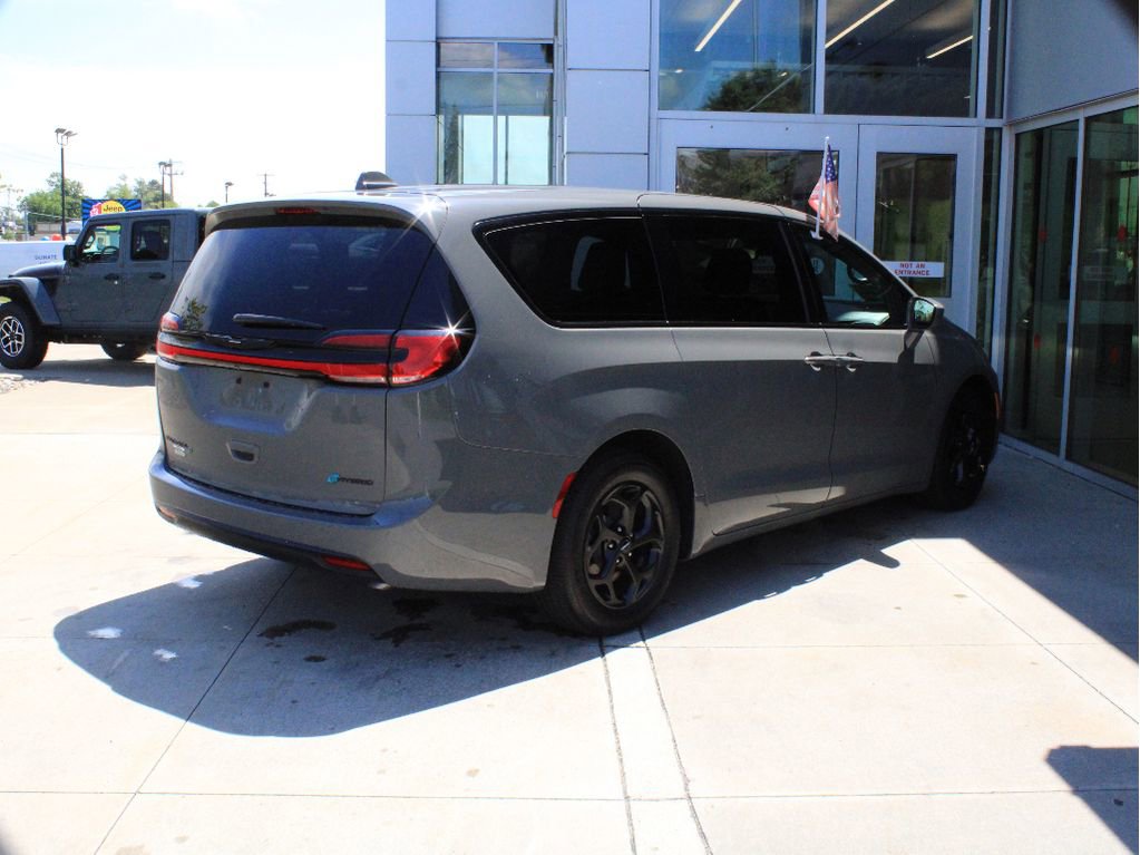 Used 2022 Chrysler Pacifica Touring-L w/ S Appearance Package FWD image 8