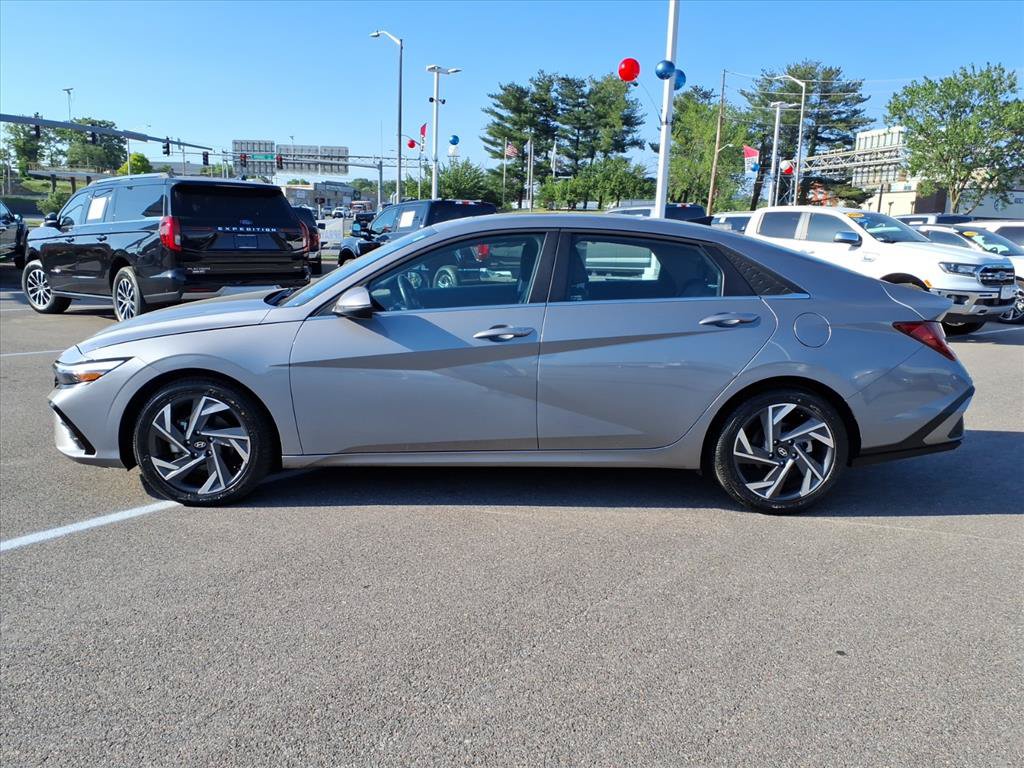 Used 2025 Hyundai Elantra Limited FWD video 2