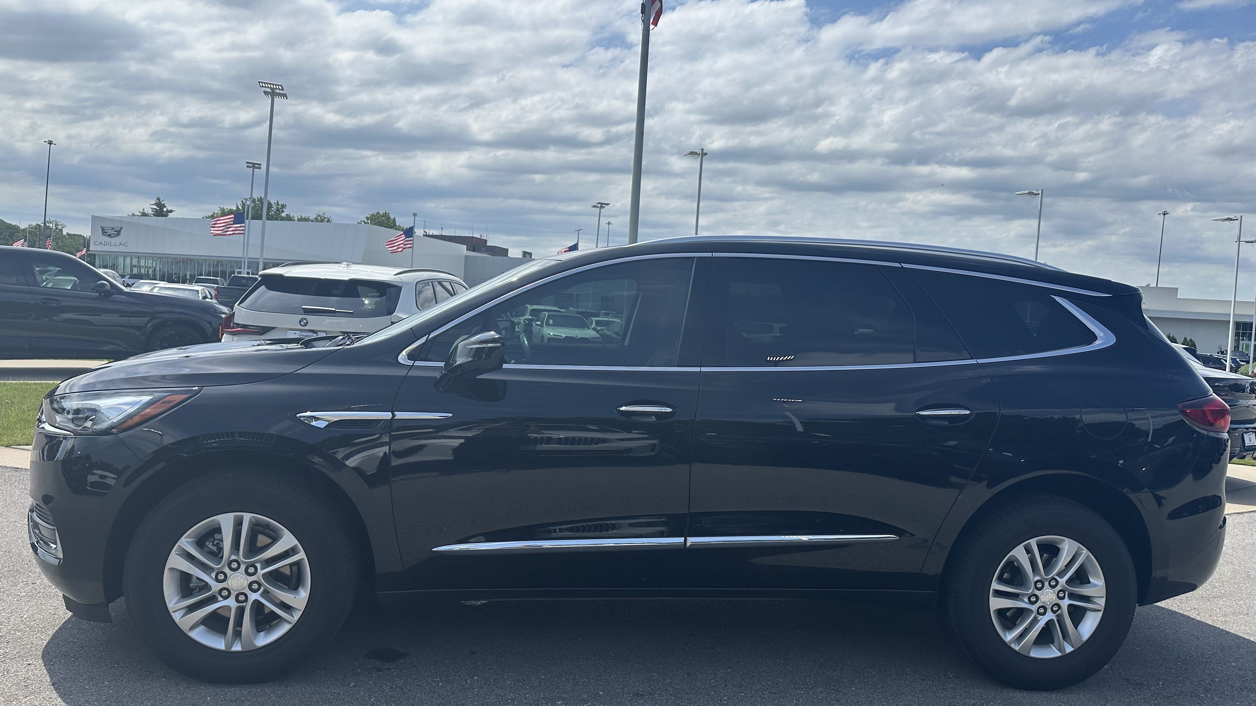 Used 2021 Buick Enclave Essence w/ Sound and Sites Package FWD image 7