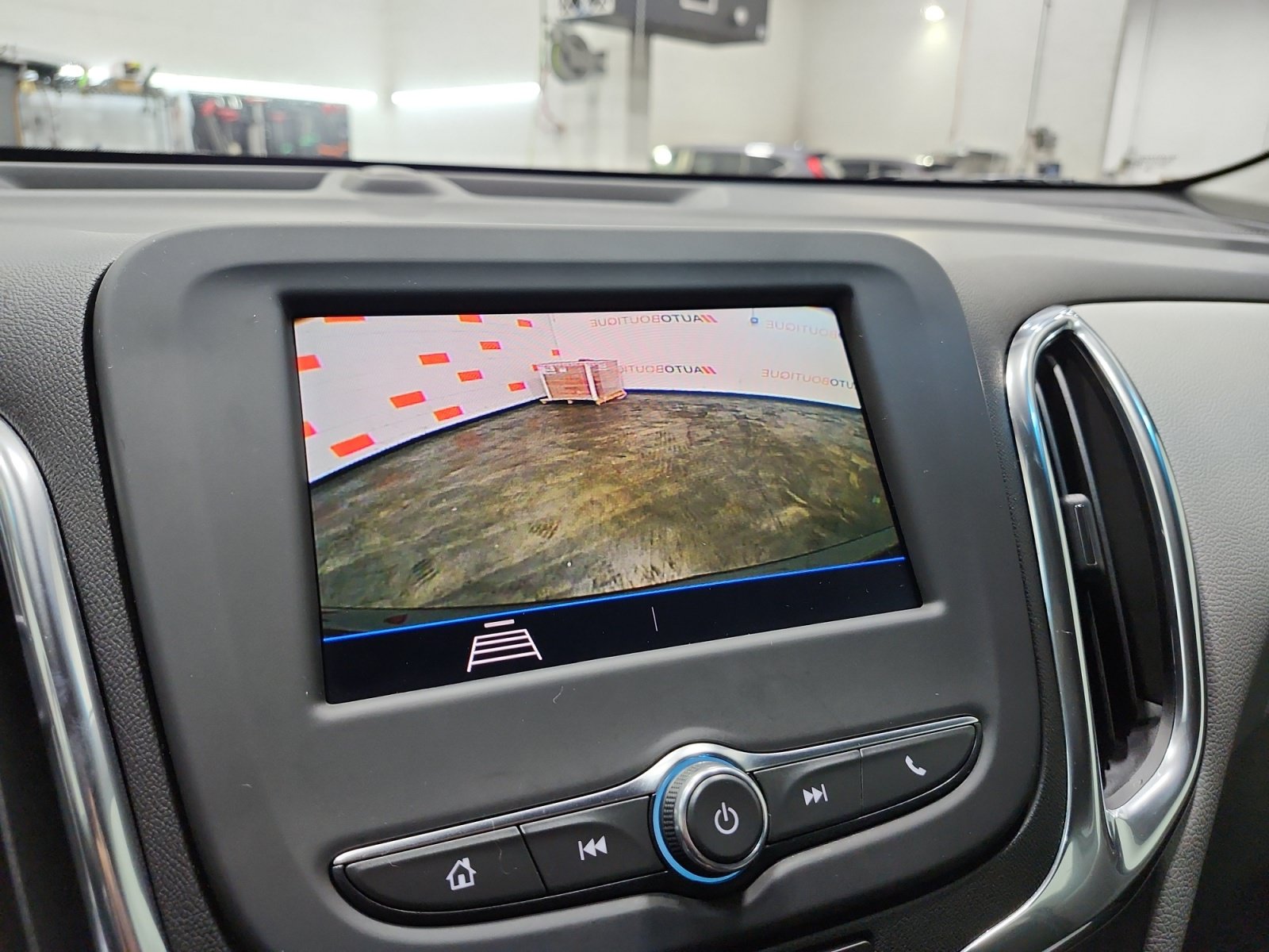 Used 2020 Chevrolet Equinox LS AWD/4WD image 16