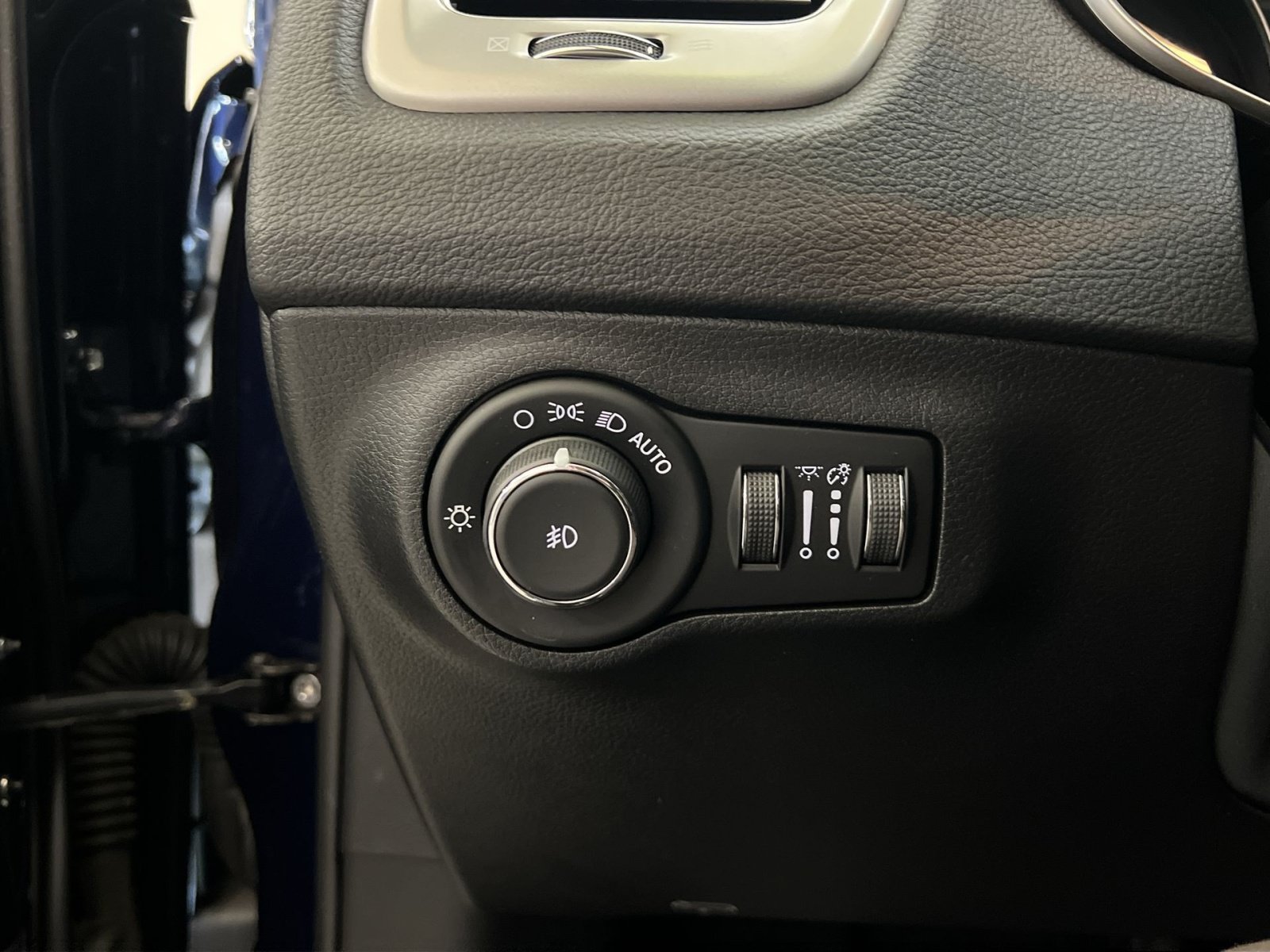 Used 2020 Jeep Compass Latitude w/ Cold Weather Group AWD/4WD image 37