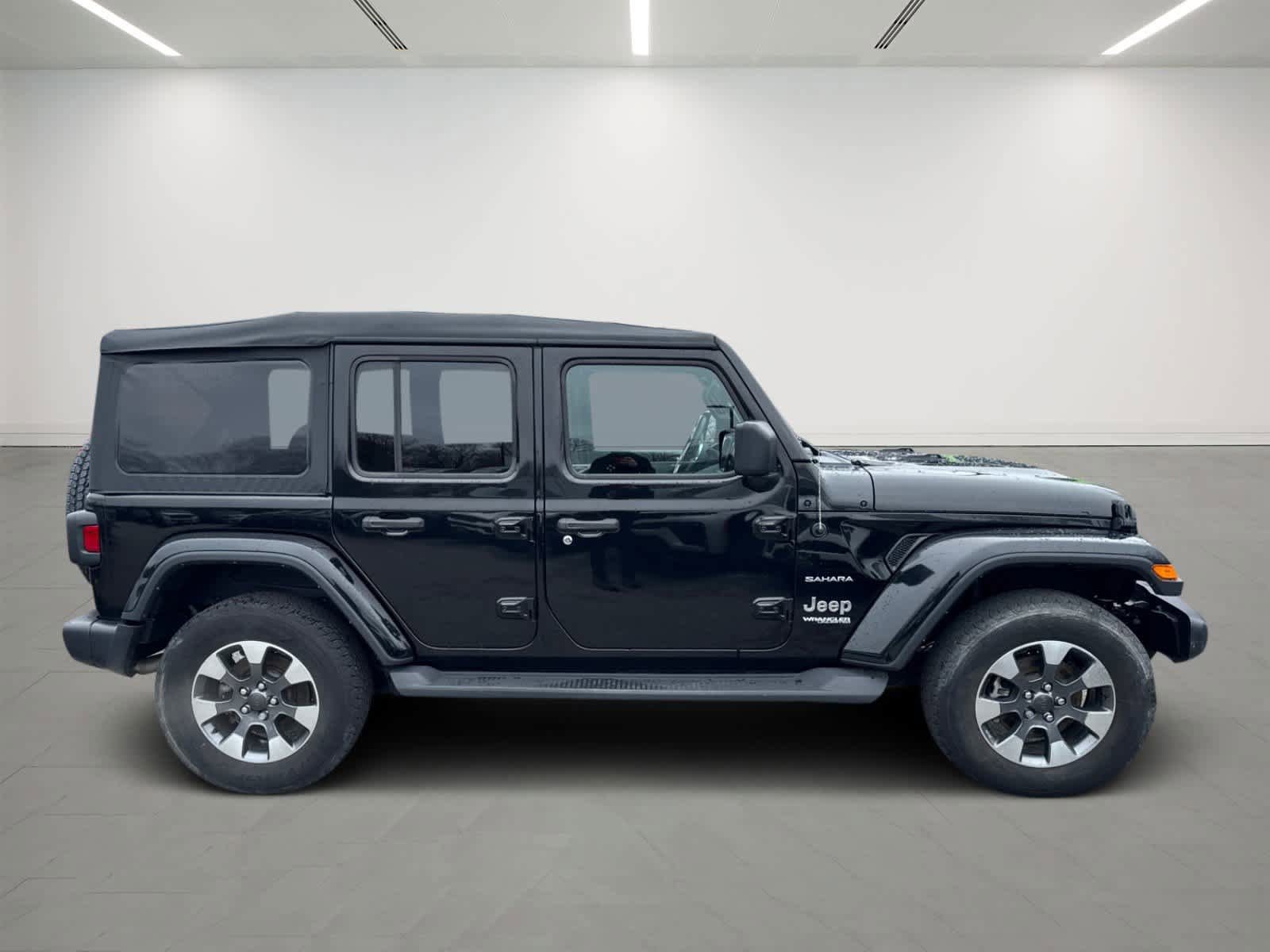 Used 2022 Jeep Wrangler Unlimited Sahara AWD/4WD image 6