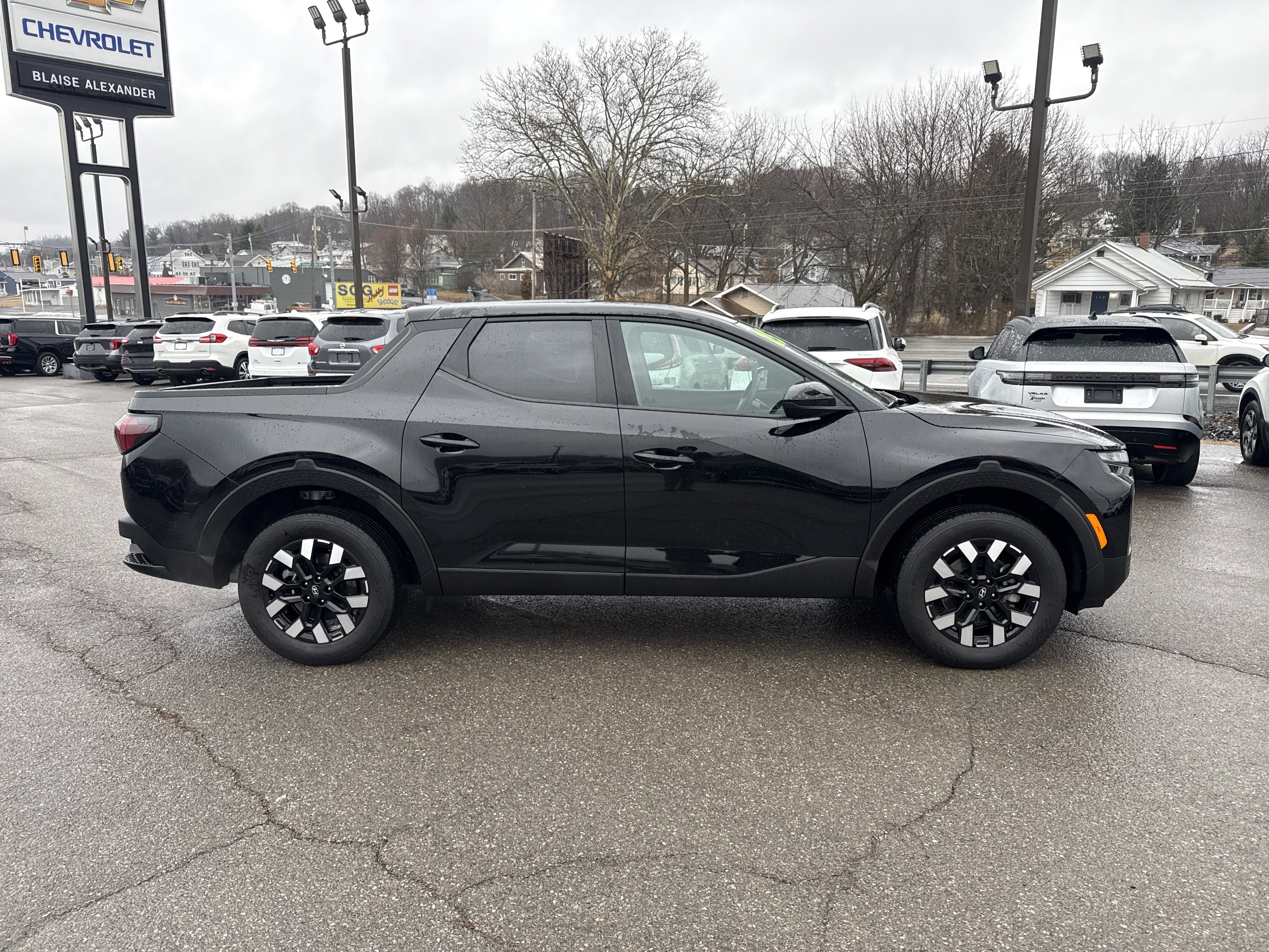 Certified 2025 Hyundai Santa Cruz SE image 2