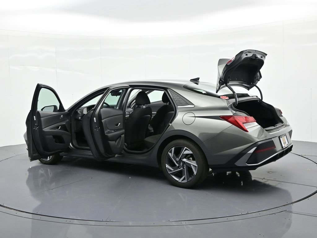 Used 2025 Hyundai Elantra SEL image 30