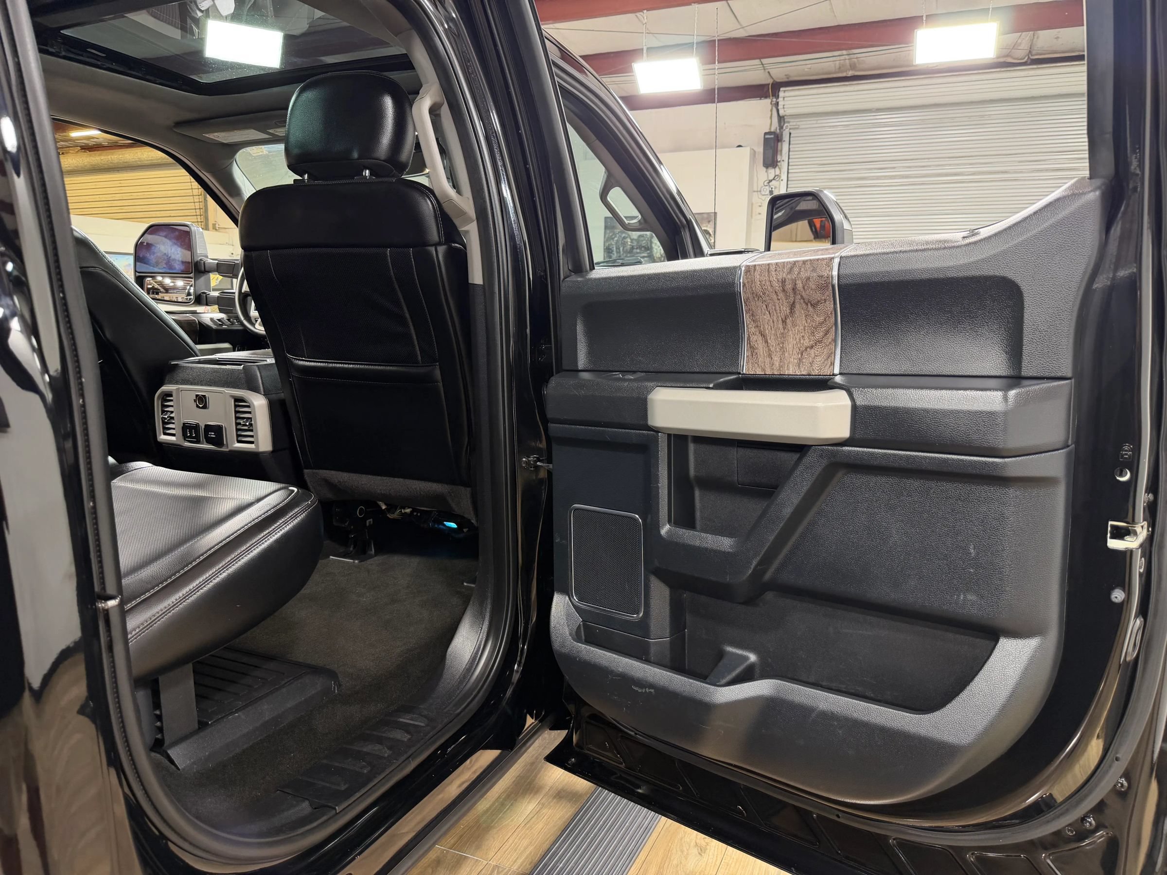 Used 2017 Ford F250 Lariat w/ Lariat Ultimate Package AWD/4WD image 18
