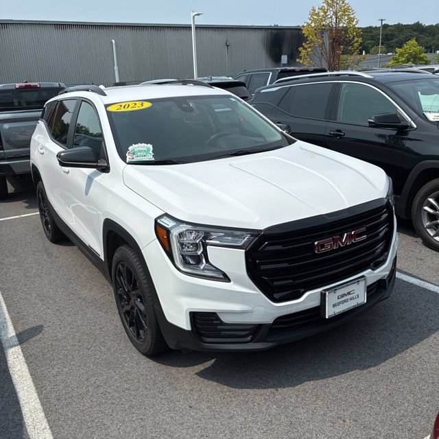 Used 2023 GMC Terrain SLE w/ Elevation Edition AWD/4WD image 3
