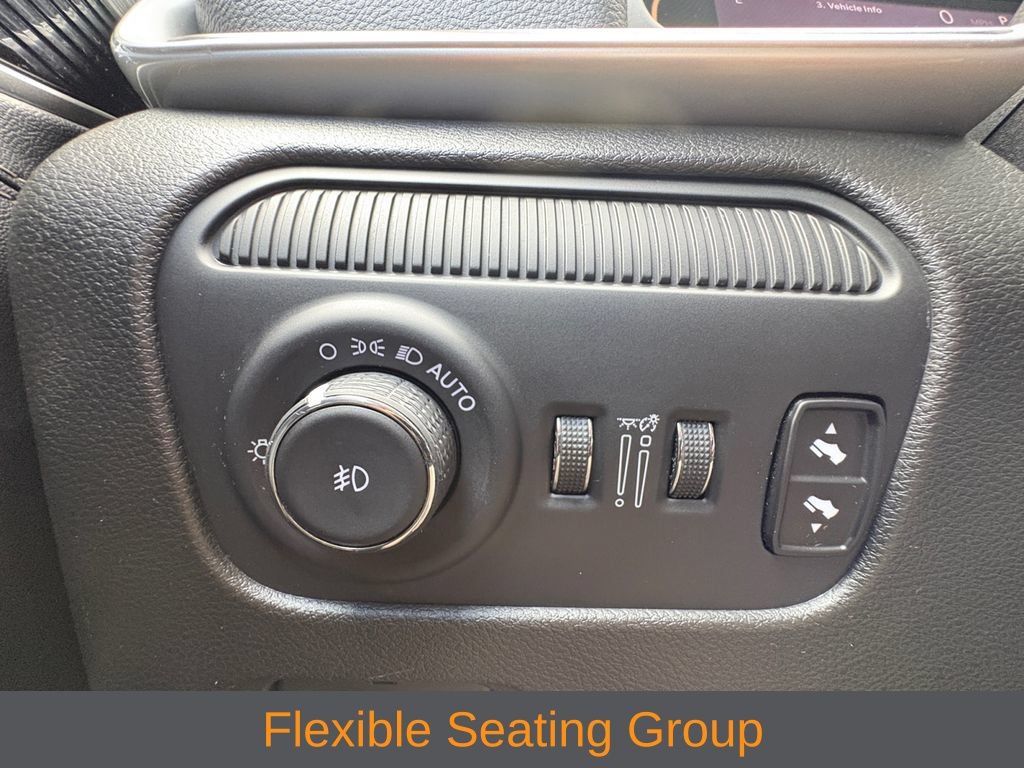 Certified 2024 Jeep Wagoneer L Series III w/ Flexible Seating Group AWD/4WD image 3