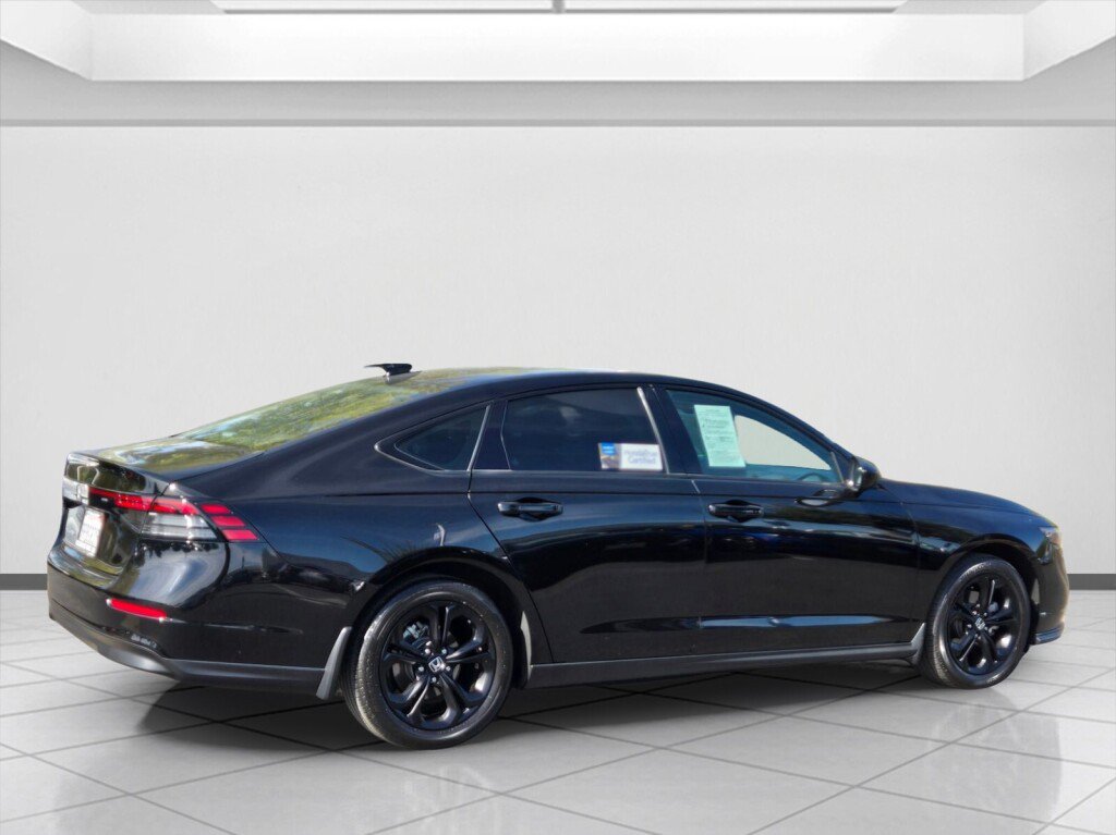 Certified 2025 Honda Accord SE image 4