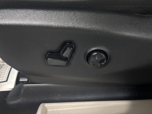 Used 2024 Chrysler Pacifica Touring-L image 14