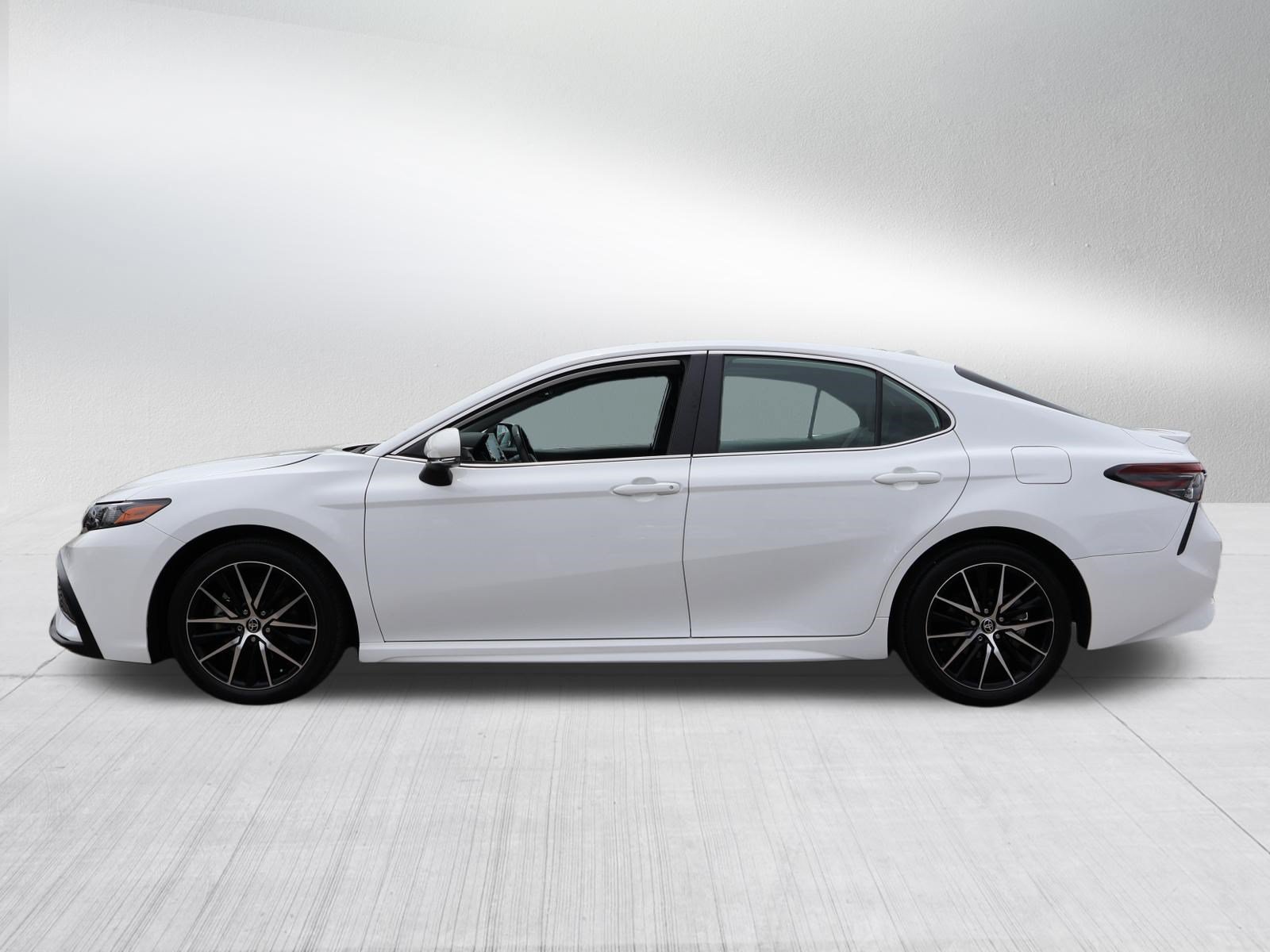 Used 2024 Toyota Camry SE w/ Convenience Package FWD image 4