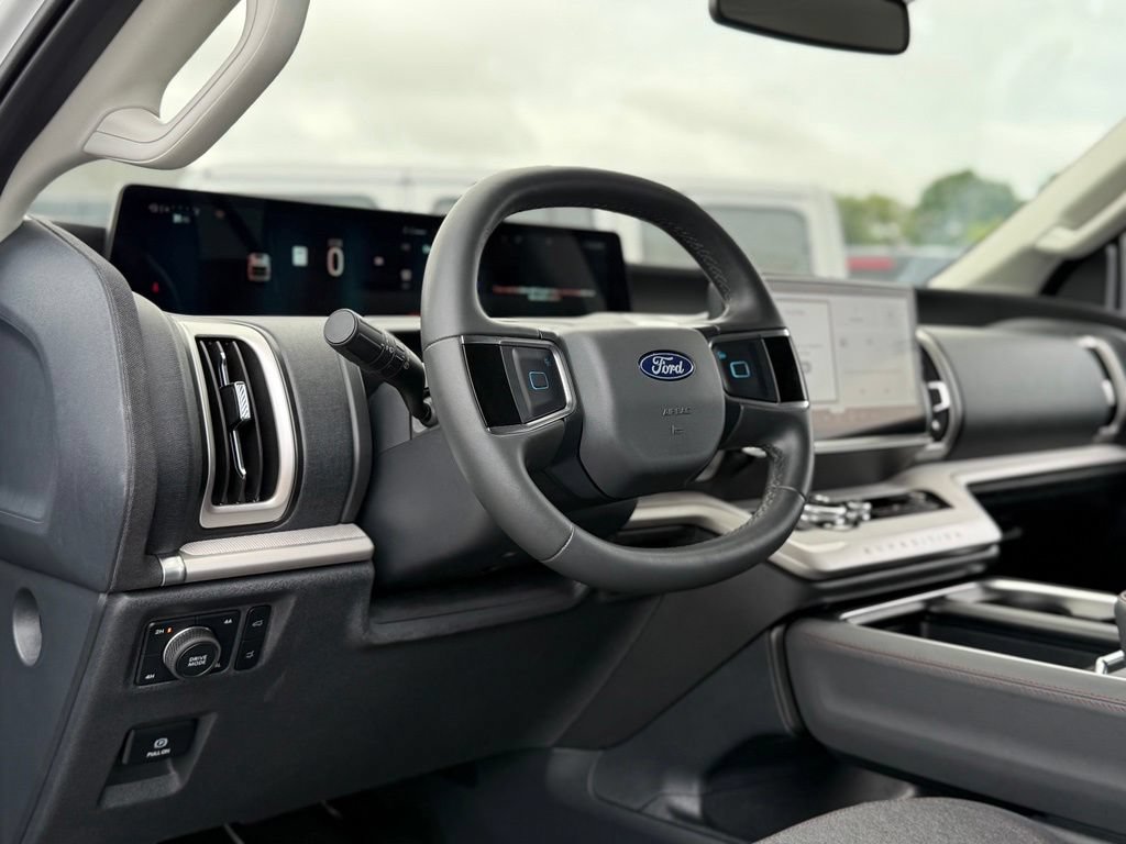 Used 2025 Ford Expedition Active AWD/4WD image 12