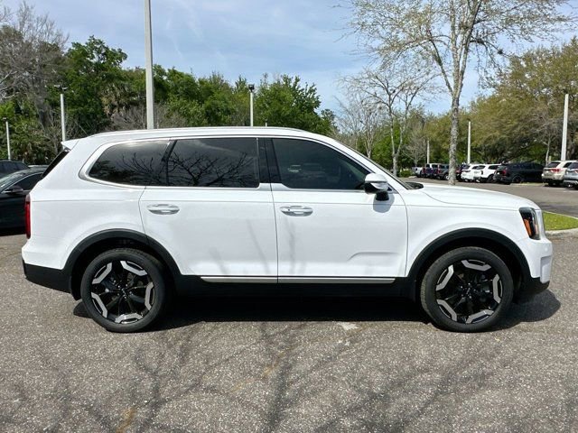 Used 2024 Kia Telluride S image 2