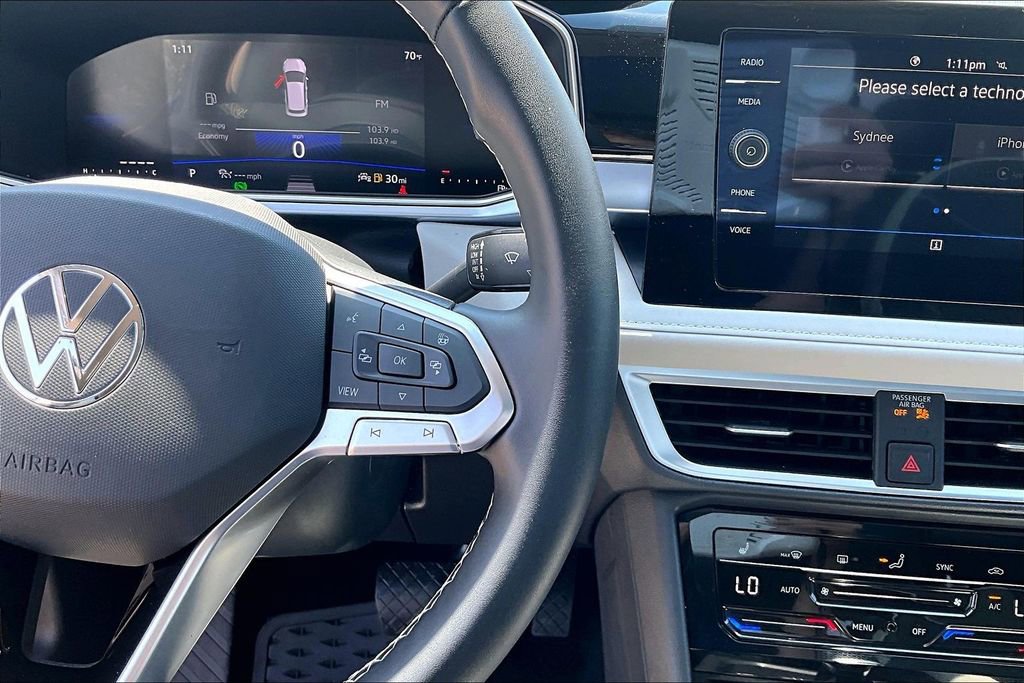 Certified 2025 Volkswagen Taos SE w/ Panoramic Sunroof Package image 25