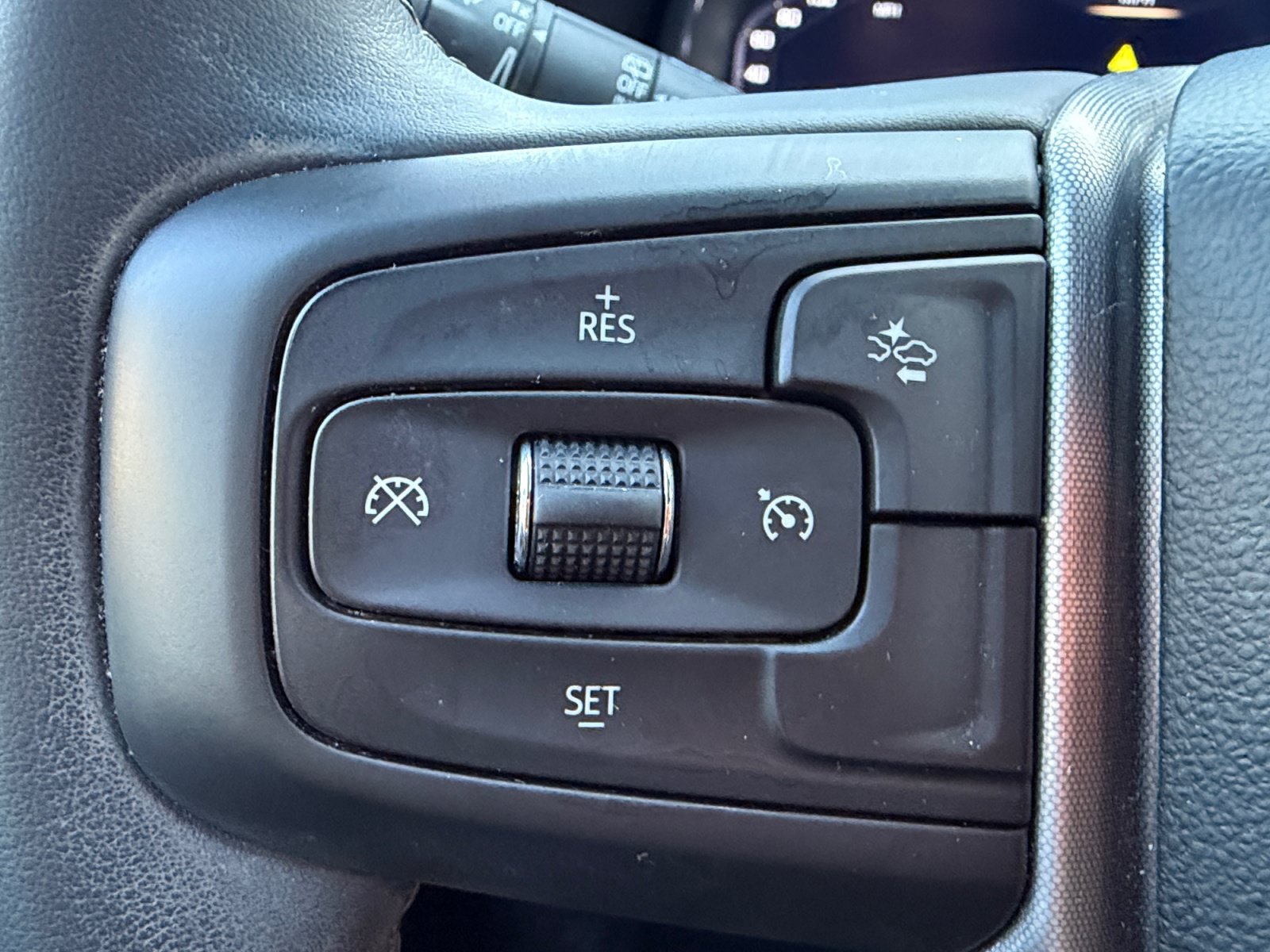 Used 2024 GMC Yukon SLE RWD image 24
