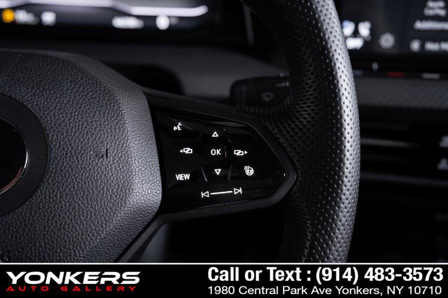 Used 2022 Volkswagen Golf R image 11