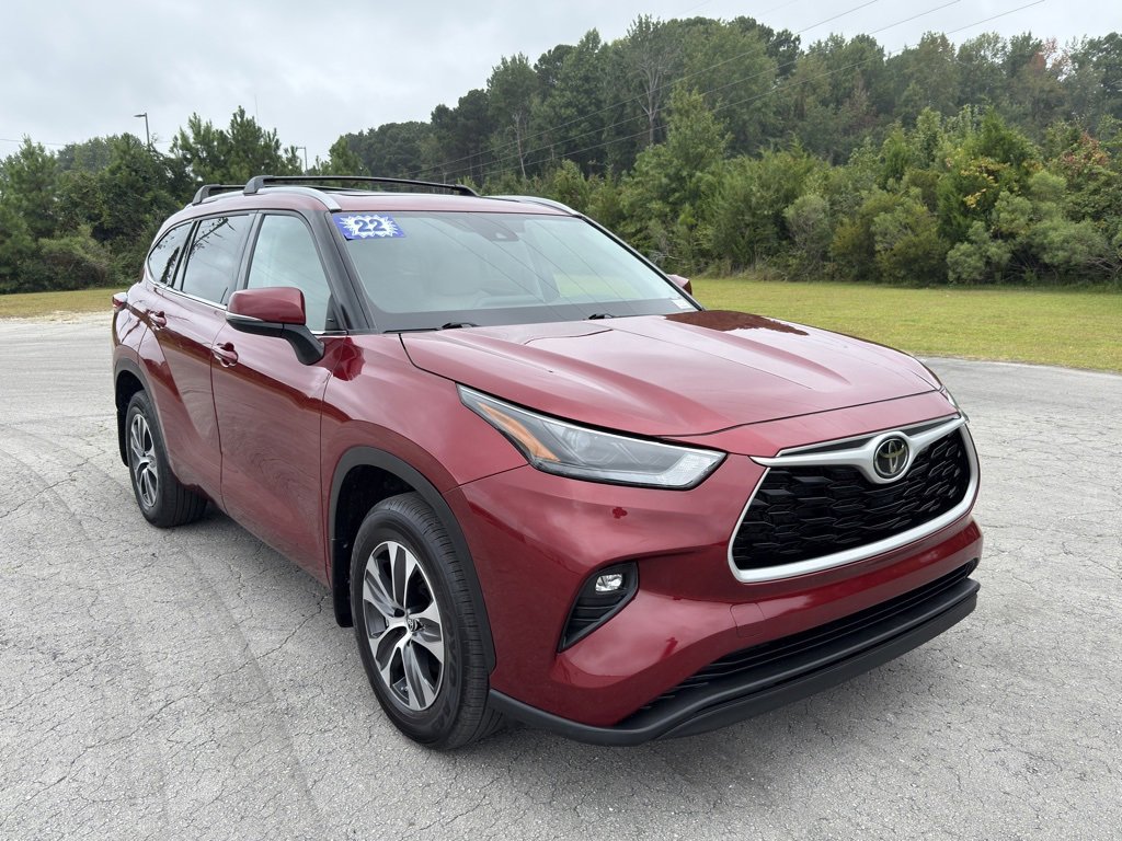 Used 2022 Toyota Highlander XLE image 2