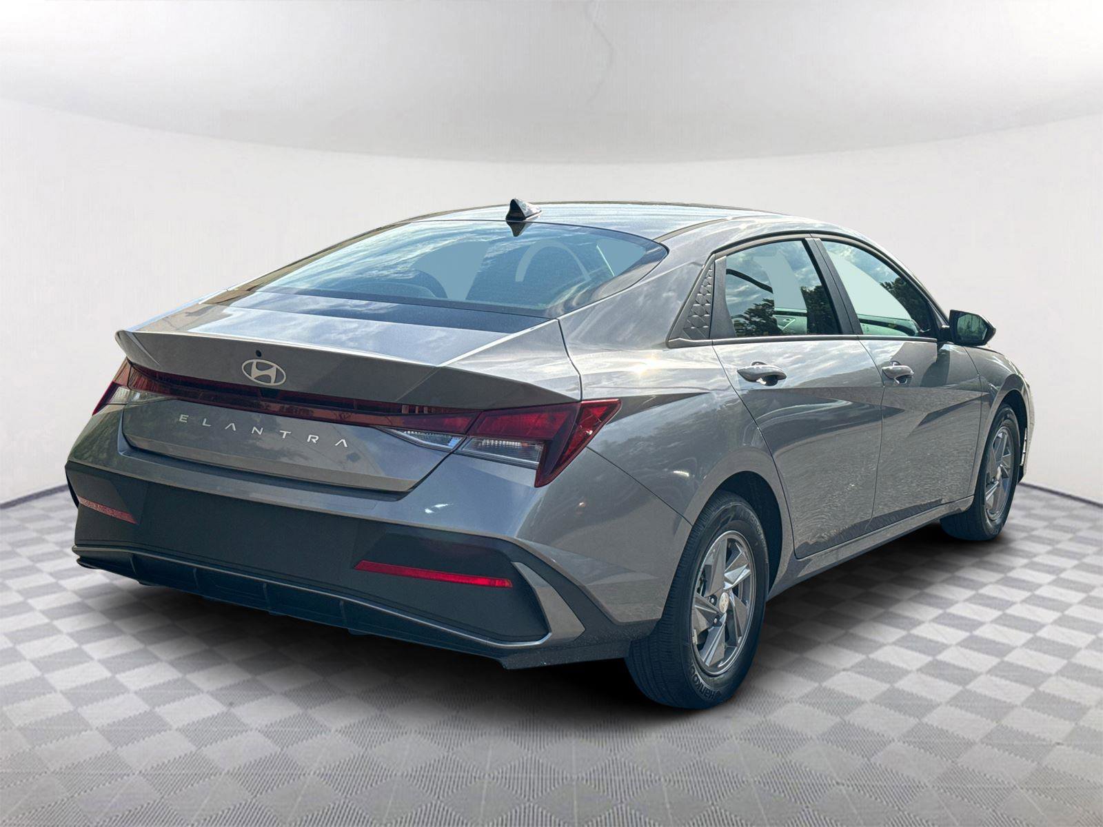 New 2025 Hyundai Elantra SE image 5