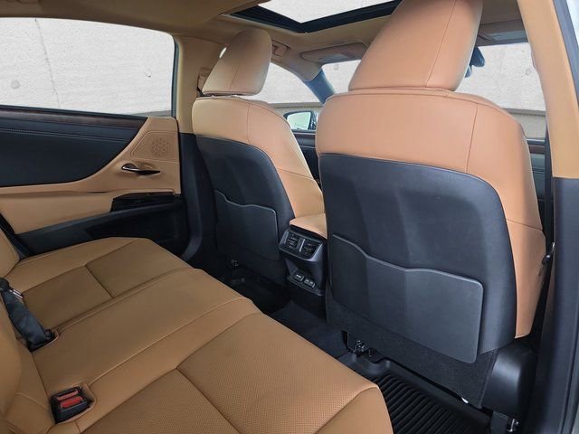 Certified 2025 Lexus ES 300h w/ Premium Package image 11