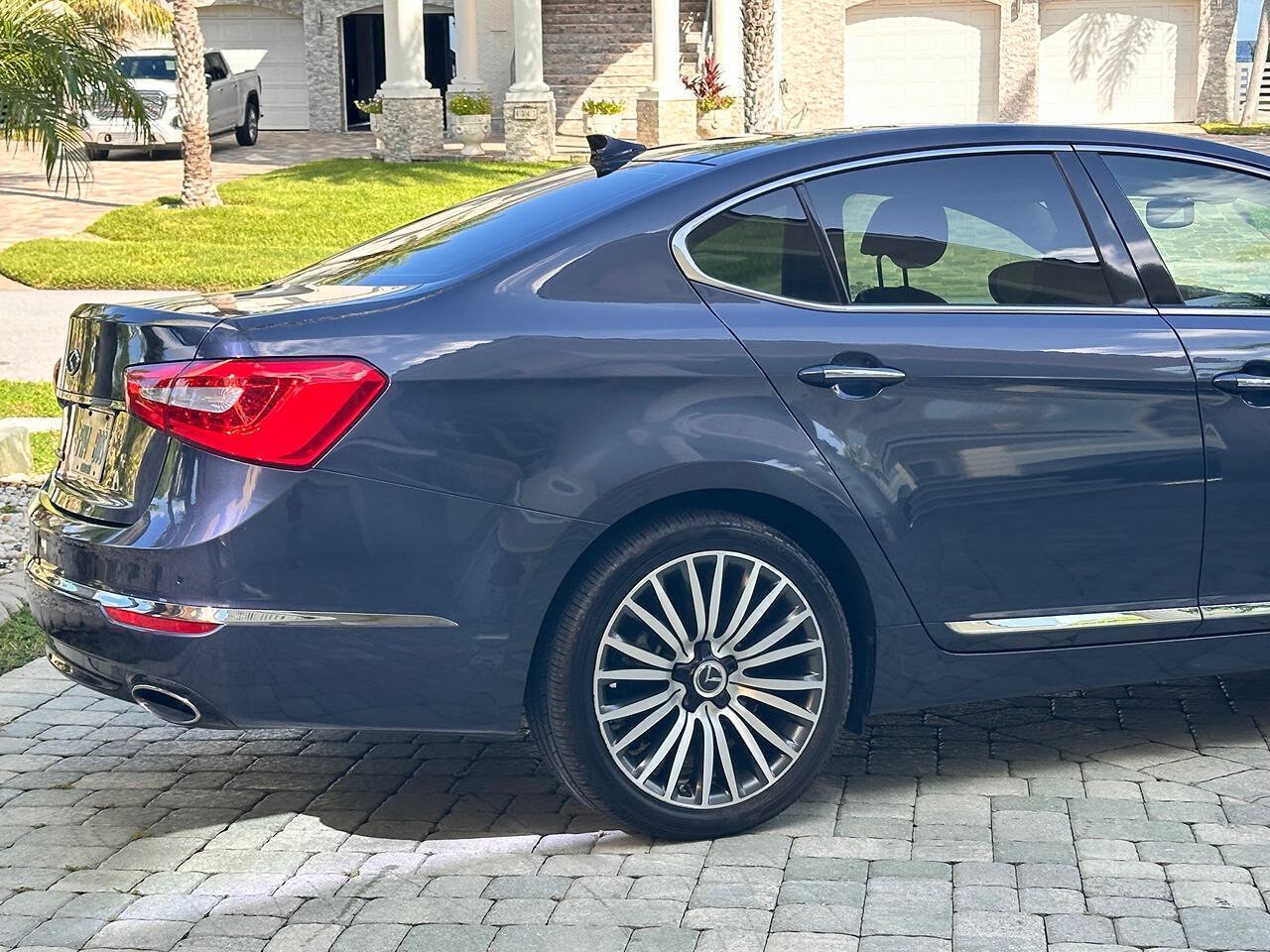 Used 2014 Kia Cadenza Premium w/ Technology Package FWD image 6