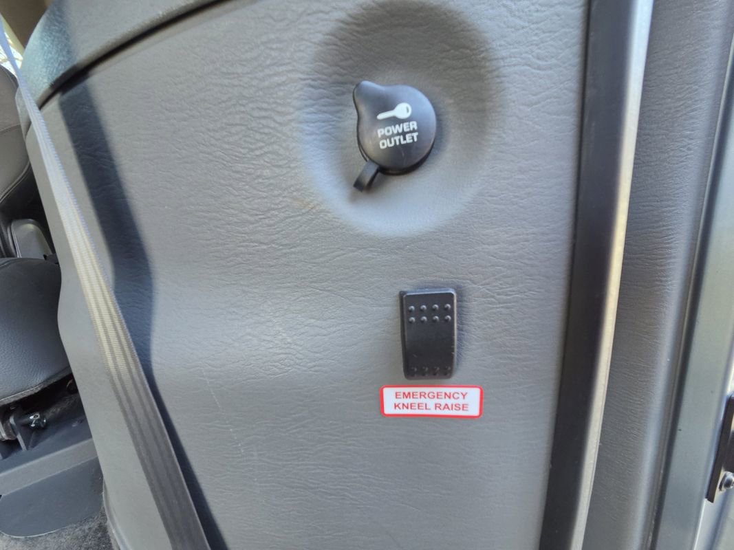 Used 2005 Dodge Grand Caravan SXT w/ Leather Interior Group FWD image 22