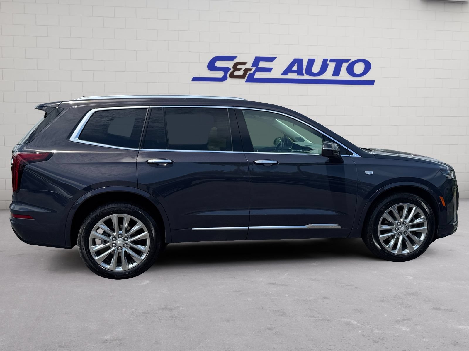 Used 2024 Cadillac XT6 Premium Luxury AWD/4WD image 4