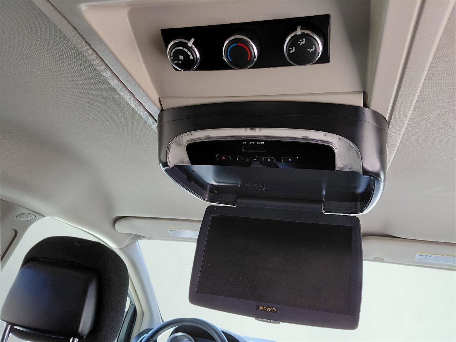 Used 2015 Chrysler Town & Country Touring FWD image 16