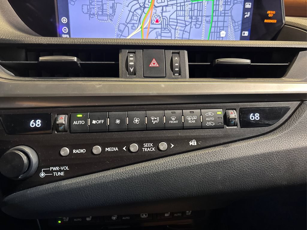 Used 2020 Lexus ES 300h w/ Luxury Package FWD image 28