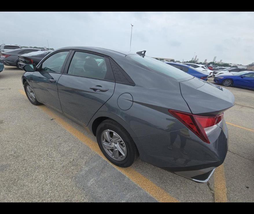 Used 2025 Hyundai Elantra SE FWD image 11