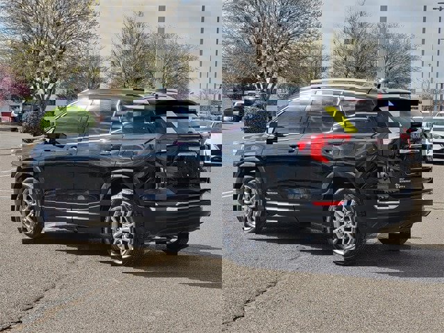 Used 2024 GMC Terrain SLT image 3