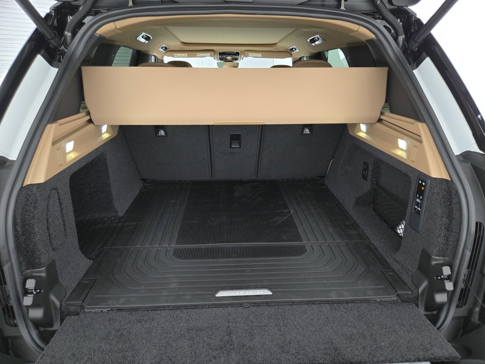 New 2025 Land Rover Range Rover SE image 13