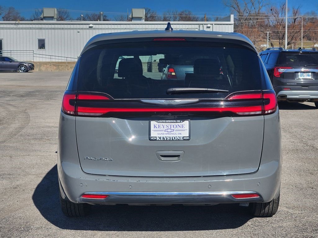 Used 2023 Chrysler Pacifica Touring-L image 6