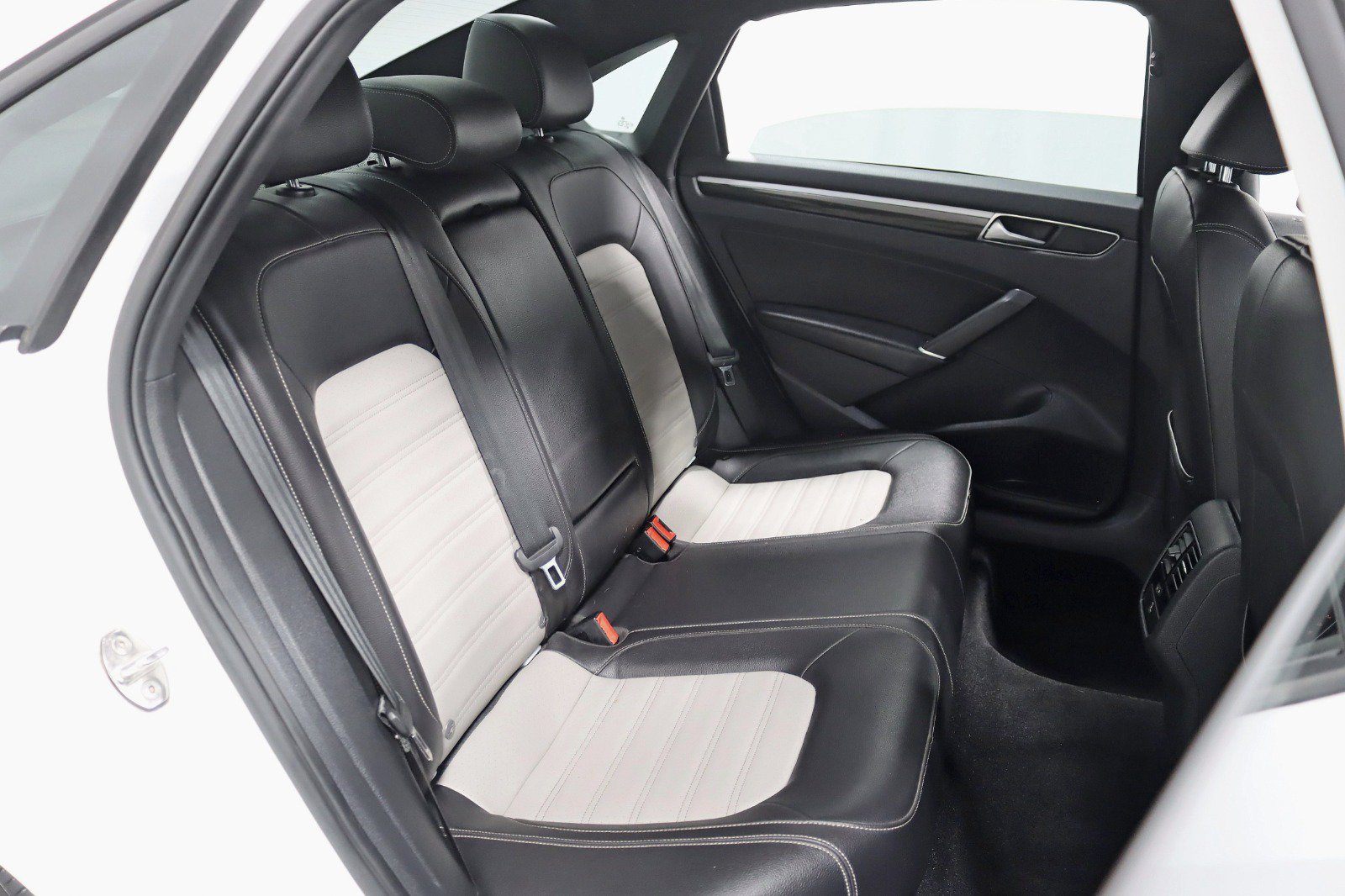 Used 2018 Volkswagen Passat 3.6 FWD image 26
